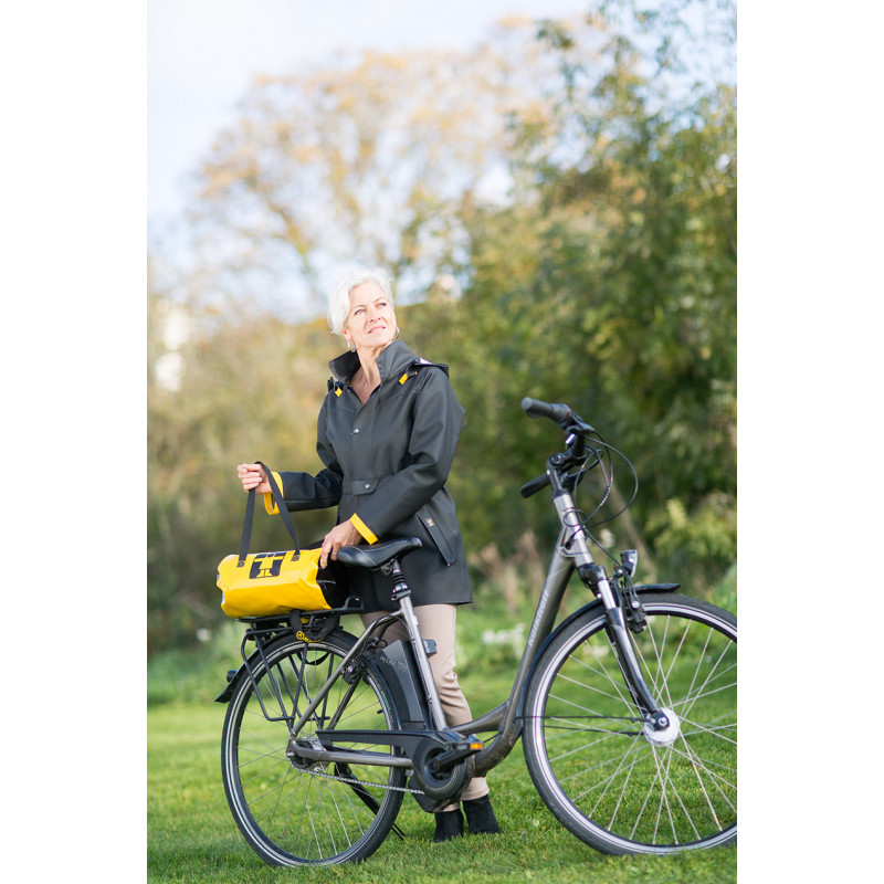 Nano jaune porté sur vélo